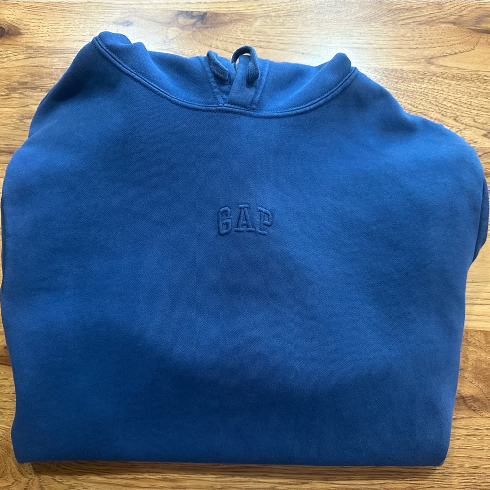 GAP Men’s Navy sweatshirt
